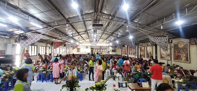 Kesibukan para peserta workshop Merangkai Bunga Liturgia---